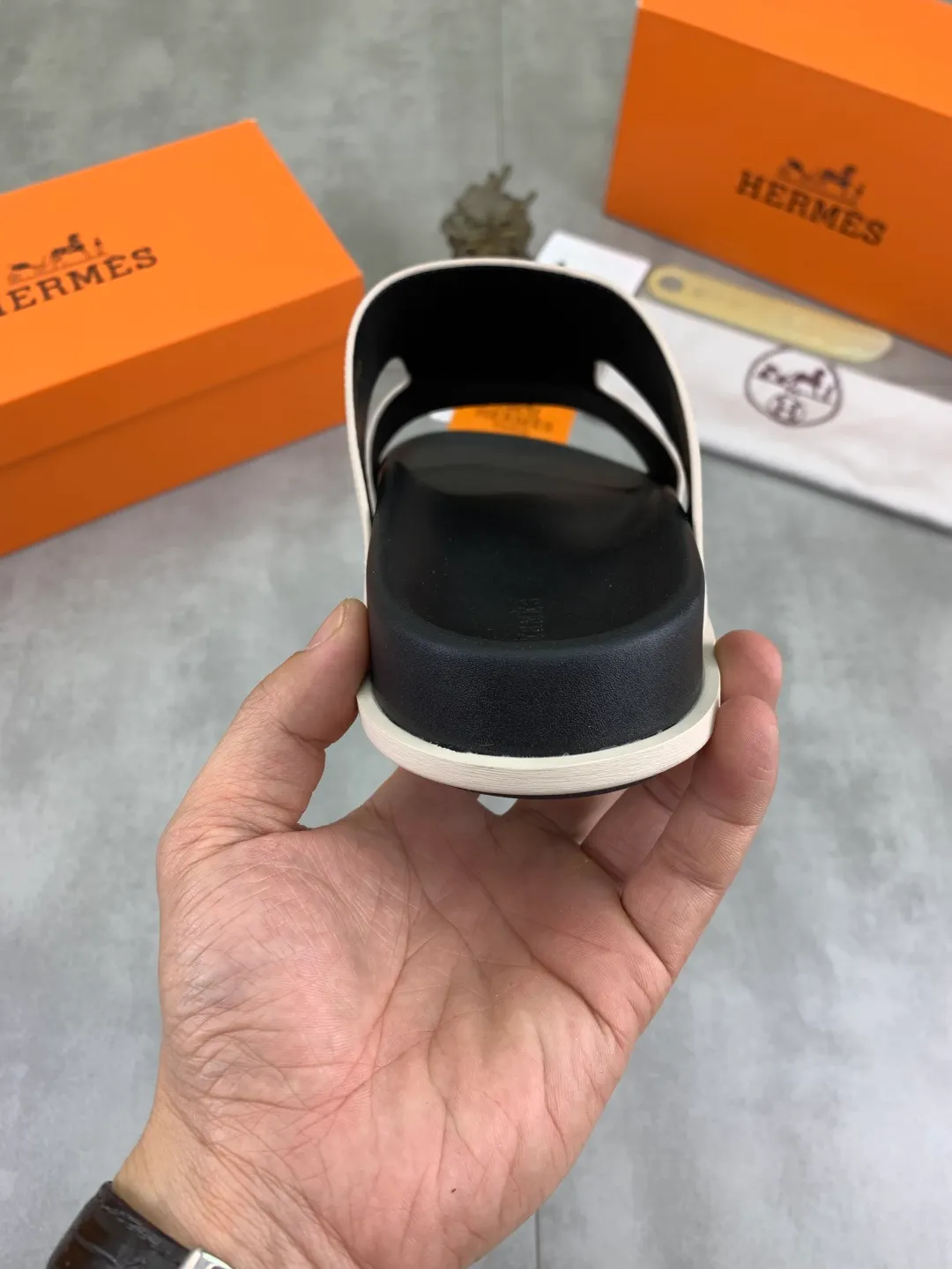 Men's shoes 💰P440 New [HERMES] high-end quality new Hermès slippers, made of imported calfskin, wear-resistant and non-slip rubber outsole. Fashionable and elegant code number: 39-44 (38 45 46 customized)